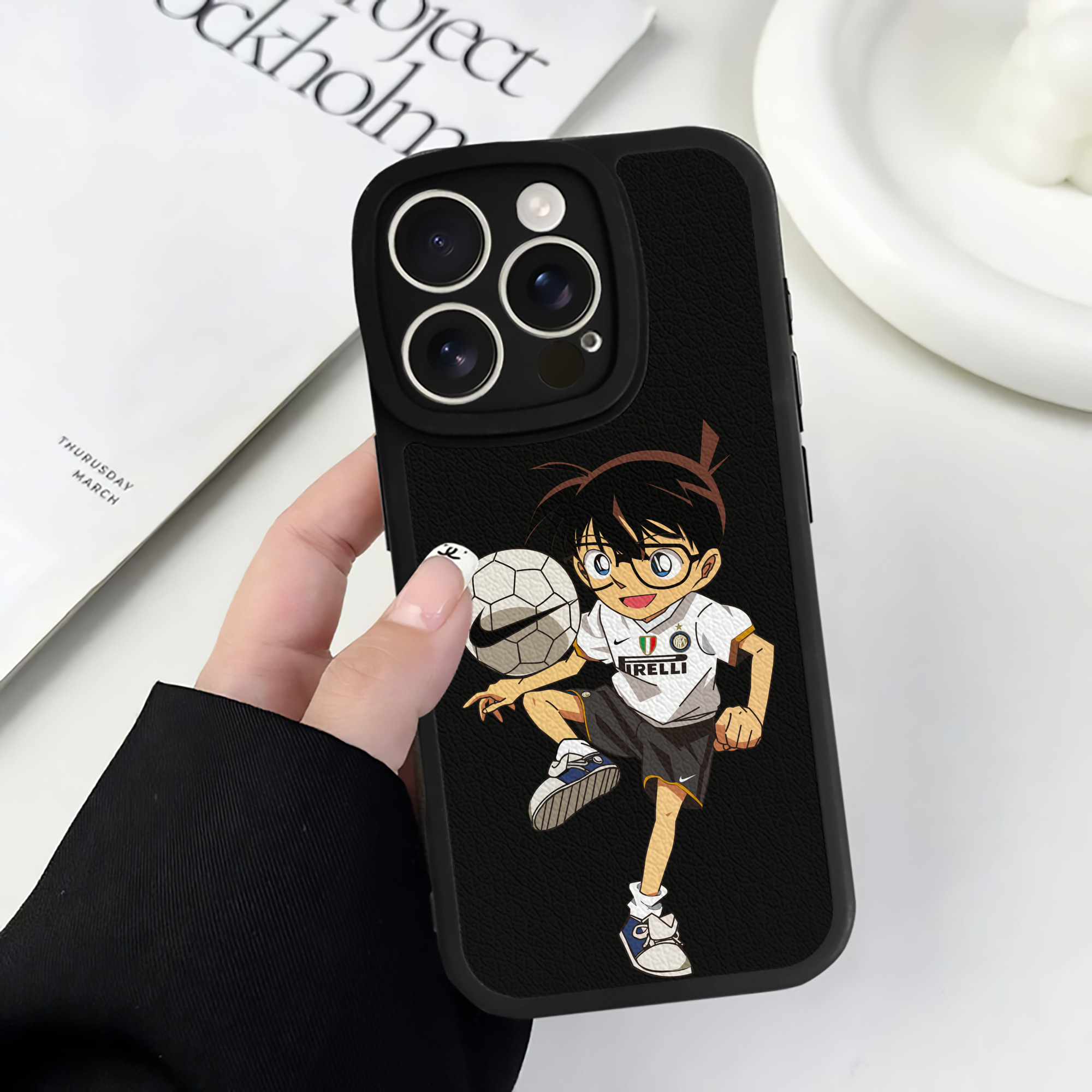 （画像用） 名探偵コナン 江戸川 コナン Detective Conan Conan Edogawa 【iPhone 16シリーズ対応】シリコンスマホケース（レザー調） 材質：シリコン